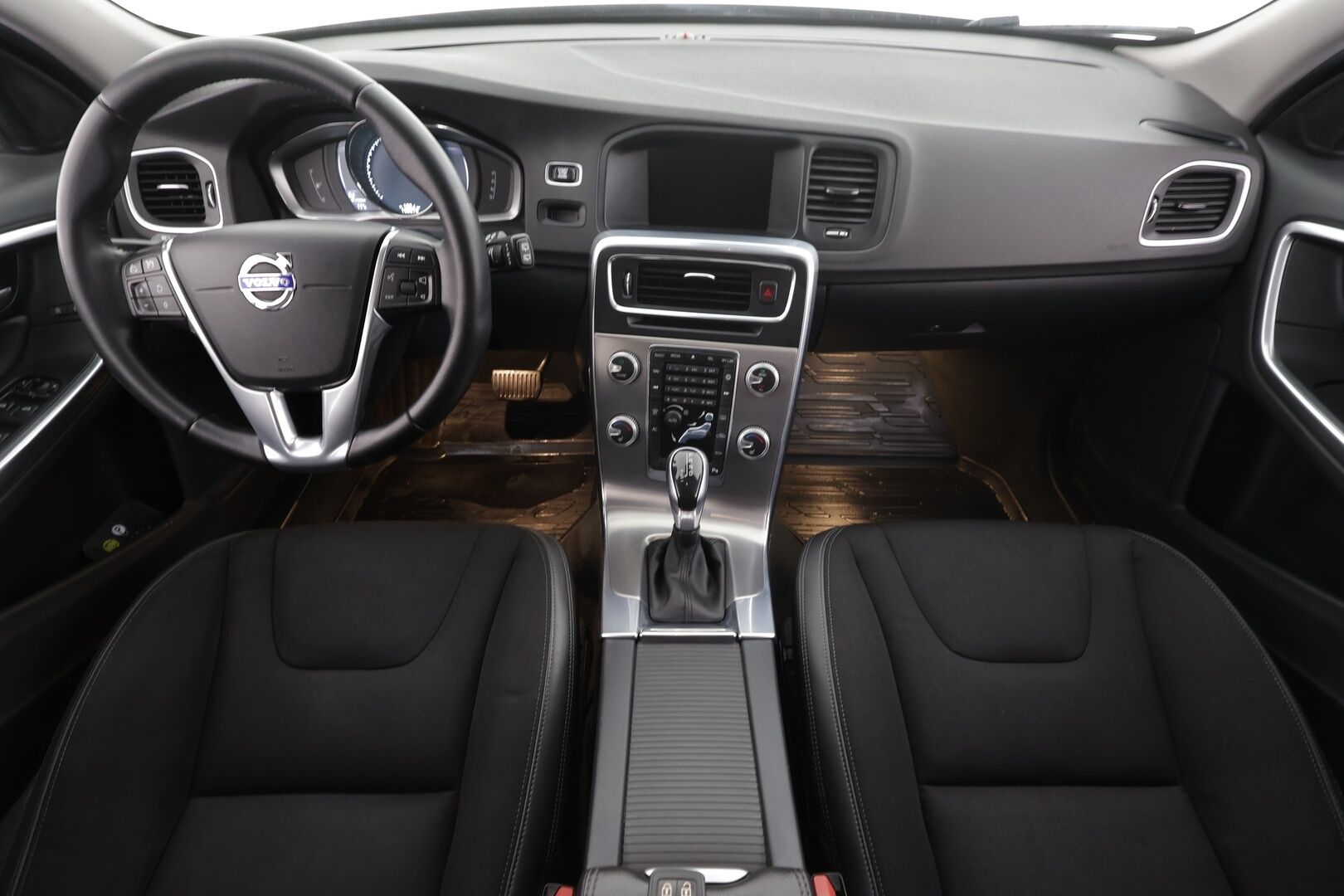 Volvo V60 2016 T4 Business aut * Webasto / Koukku / Xenon / P.tutkat / Muistipenkki / Navi / Vakkari * - Suomi-auto / Kahdet renkaat aluvanteilla 