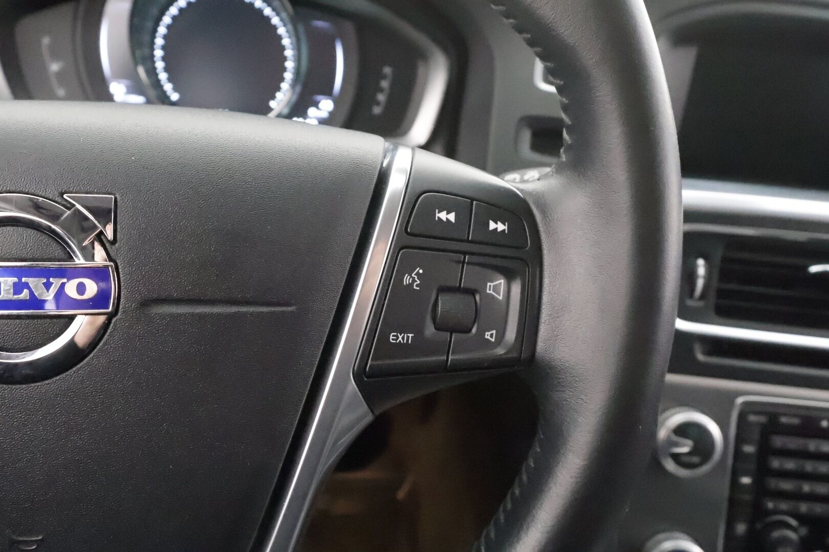 Volvo V60 2016 T4 Business aut * Webasto / Koukku / Xenon / P.tutkat / Muistipenkki / Navi / Vakkari * - Suomi-auto / Kahdet renkaat aluvanteilla 