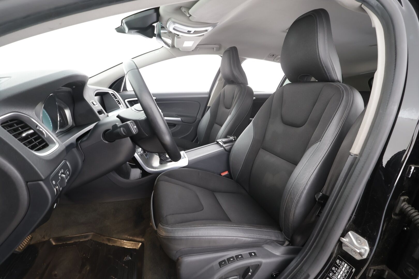 Volvo V60 2016 T4 Business aut * Webasto / Koukku / Xenon / P.tutkat / Muistipenkki / Navi / Vakkari * - Suomi-auto / Kahdet renkaat aluvanteilla 