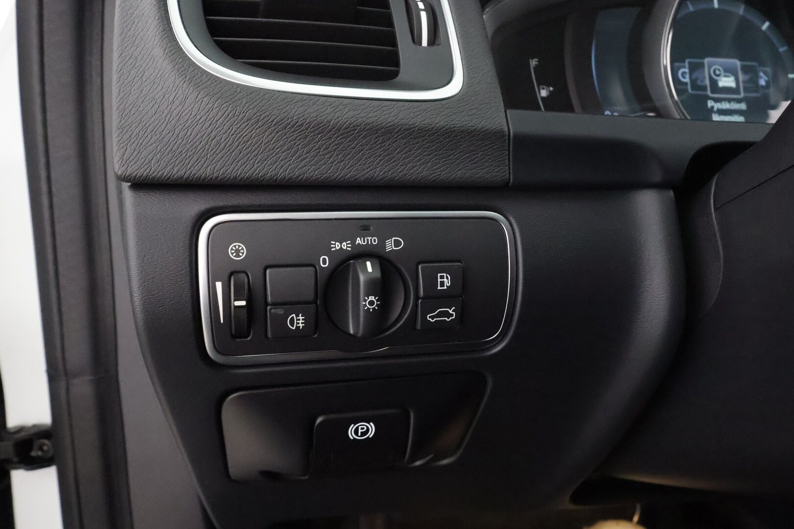 Volvo V60 Cross Country 2016 D4 AWD Summum aut * Koukku / Webasto / Vakkari / Muistipenkki / P.tutkat / Keyless * - Ei AdBlue / Kahdet renkaat ja vanteet - HULLUT AVAJAISHULINAT KORKOTARJOUS 3,29 %