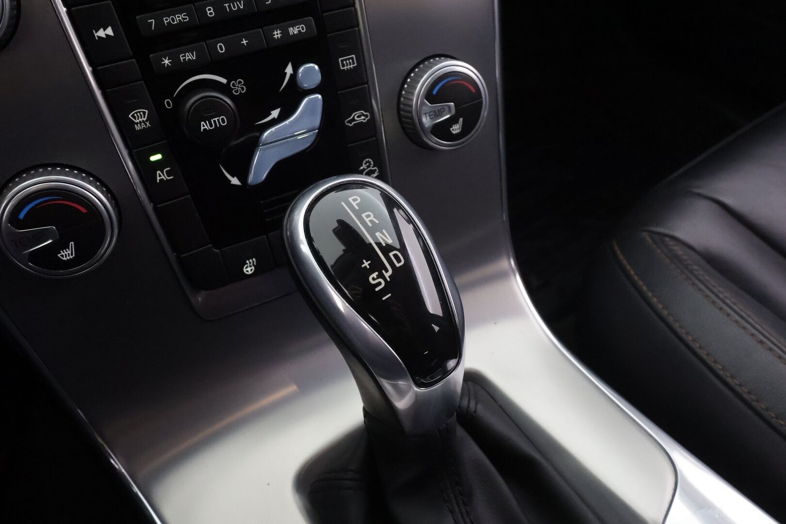 Volvo V60 Cross Country 2016 D4 AWD Summum aut * Koukku / Webasto / Vakkari / Muistipenkki / P.tutkat / Keyless * - Ei AdBlue / Kahdet renkaat ja vanteet - HULLUT AVAJAISHULINAT KORKOTARJOUS 3,29 %