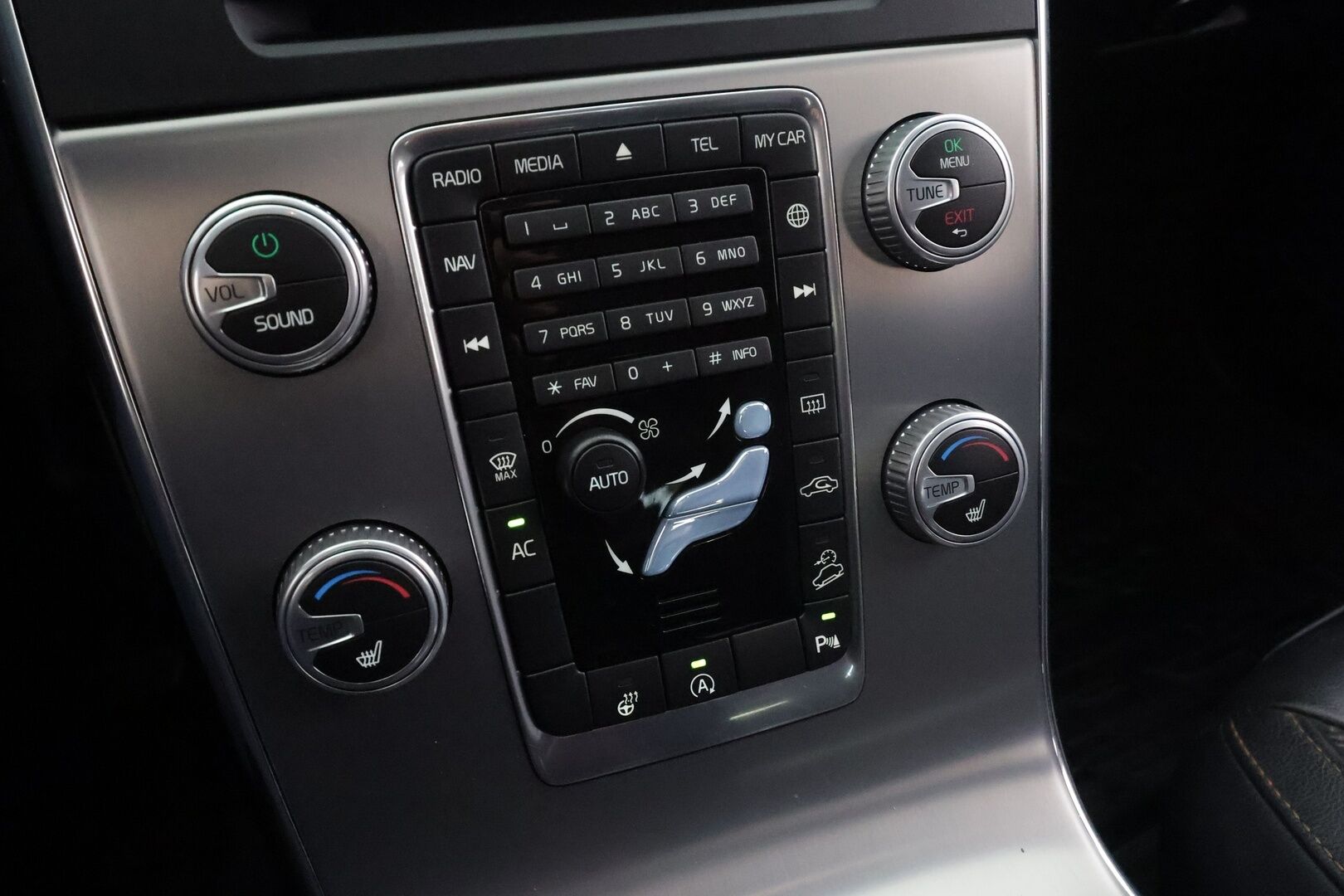 Volvo V60 Cross Country 2016 D4 AWD Summum aut * Koukku / Webasto / Vakkari / Muistipenkki / P.tutkat / Keyless * - Ei AdBlue / Kahdet renkaat ja vanteet - HULLUT AVAJAISHULINAT KORKOTARJOUS 3,29 %