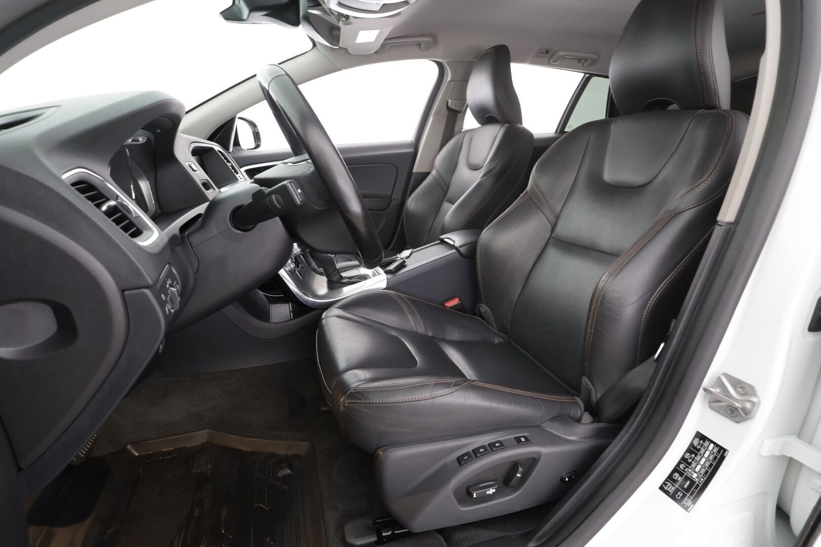 Volvo V60 Cross Country 2016 D4 AWD Summum aut * Koukku / Webasto / Vakkari / Muistipenkki / P.tutkat / Keyless * - Ei AdBlue / Kahdet renkaat ja vanteet - HULLUT AVAJAISHULINAT KORKOTARJOUS 3,29 %