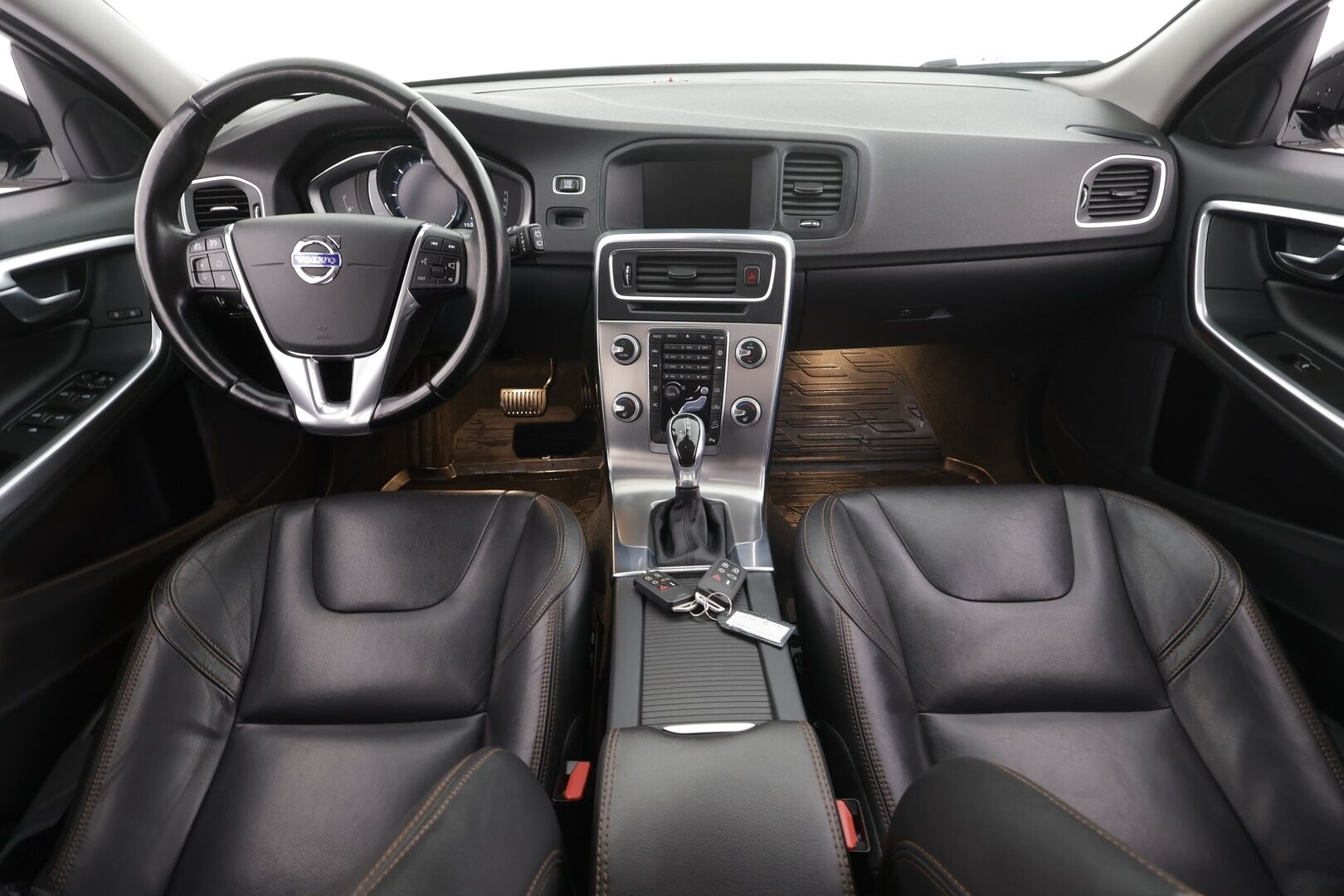 Volvo V60 Cross Country 2016 D4 AWD Summum aut * Koukku / Webasto / Vakkari / Muistipenkki / P.tutkat / Keyless *