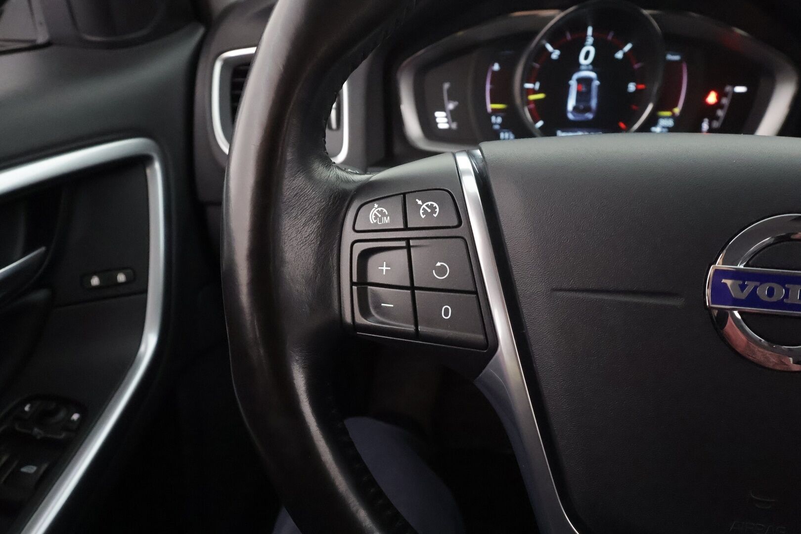 Volvo V60 Cross Country 2016 D4 AWD Summum aut * Koukku / Webasto / Vakkari / Muistipenkki / P.tutkat / Keyless * - Ei AdBlue / Kahdet renkaat ja vanteet - HULLUT AVAJAISHULINAT KORKOTARJOUS 3,29 %