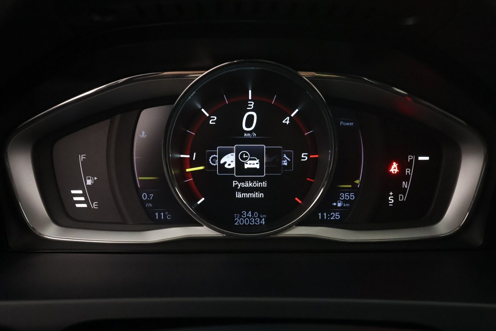 Volvo V60 Cross Country 2016 D4 AWD Summum aut * Koukku / Webasto / Vakkari / Muistipenkki / P.tutkat / Keyless *