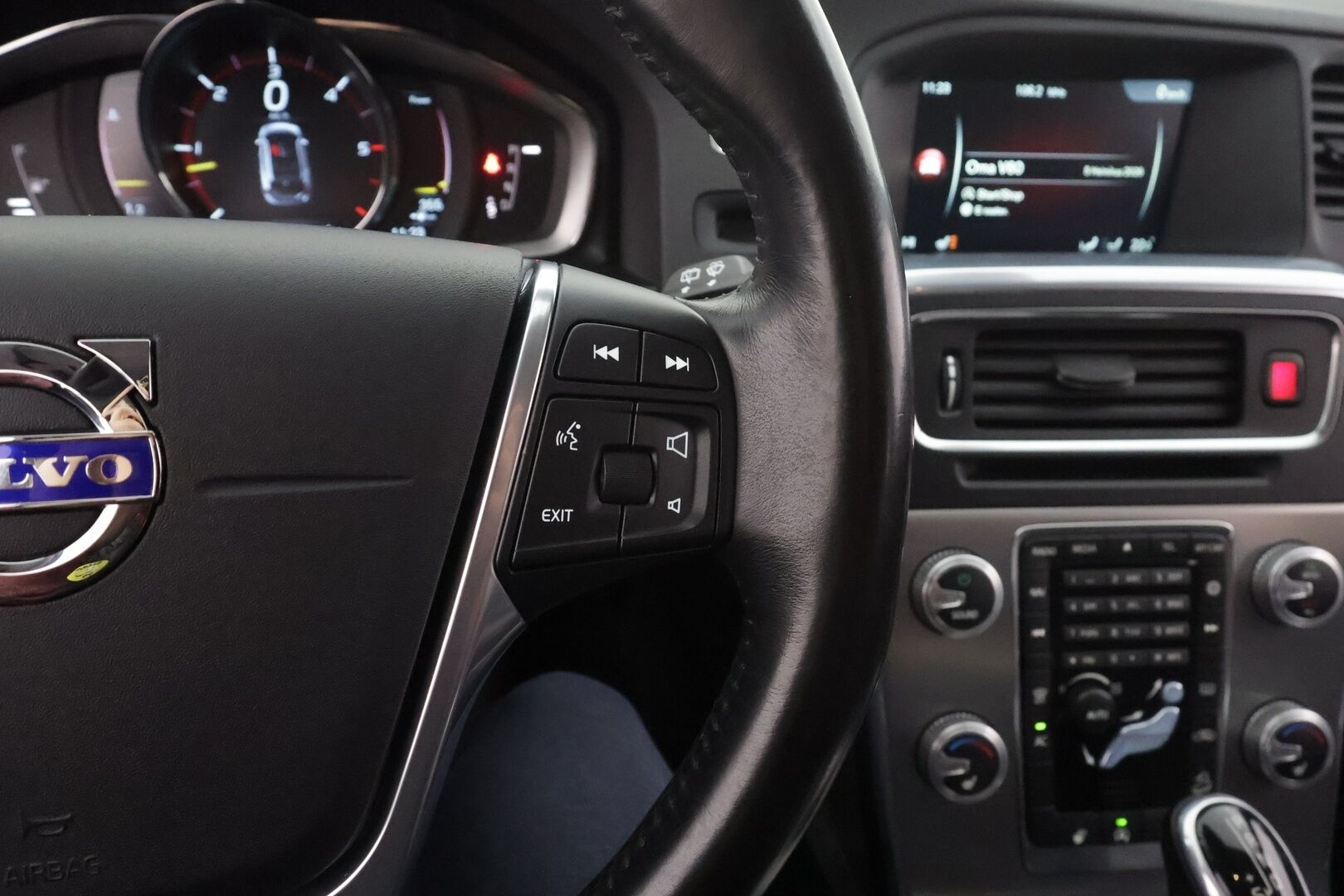 Volvo V60 Cross Country 2016 D4 AWD Summum aut * Koukku / Webasto / Vakkari / Muistipenkki / P.tutkat / Keyless * - Ei AdBlue / Kahdet renkaat ja vanteet - HULLUT AVAJAISHULINAT KORKOTARJOUS 3,29 %