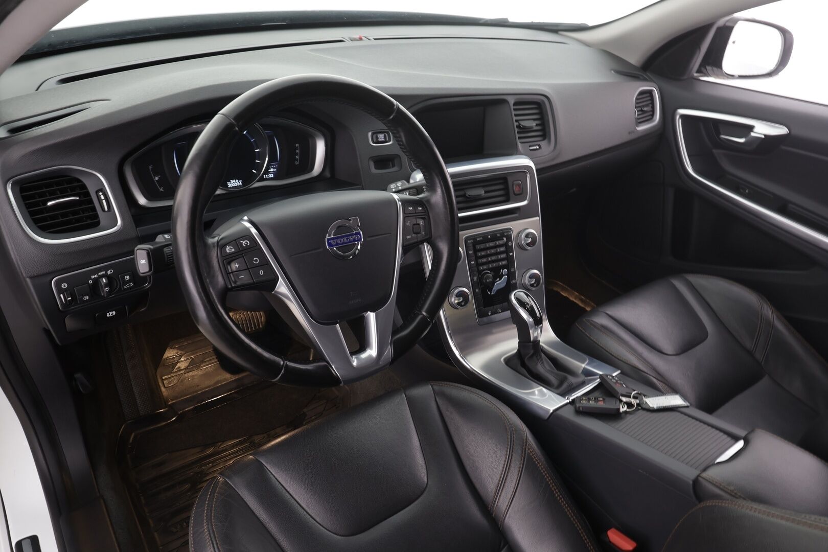 Volvo V60 Cross Country 2016 D4 AWD Summum aut * Koukku / Webasto / Vakkari / Muistipenkki / P.tutkat / Keyless * - Ei AdBlue / Kahdet renkaat ja vanteet - HULLUT AVAJAISHULINAT KORKOTARJOUS 3,29 %