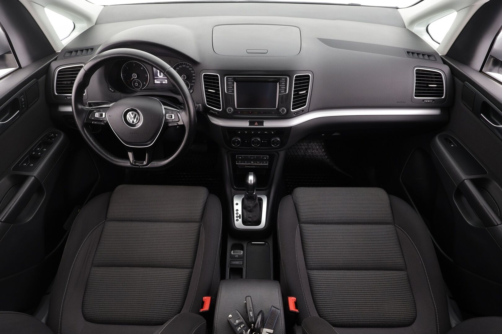 Volkswagen Sharan 2016 Comfortline 2,0 TDI 110 kW DSG 7-P * Webasto / Koukku / P.Tutkat / Vakkari / Xenon / Navi * - *7-Paikkanen / Suomi-auto / Kahdet renkaat aluvanteilla / Merkkihuollot - HULLUT AVAJAISHULINAT KORKOTARJOUS 3,29 %