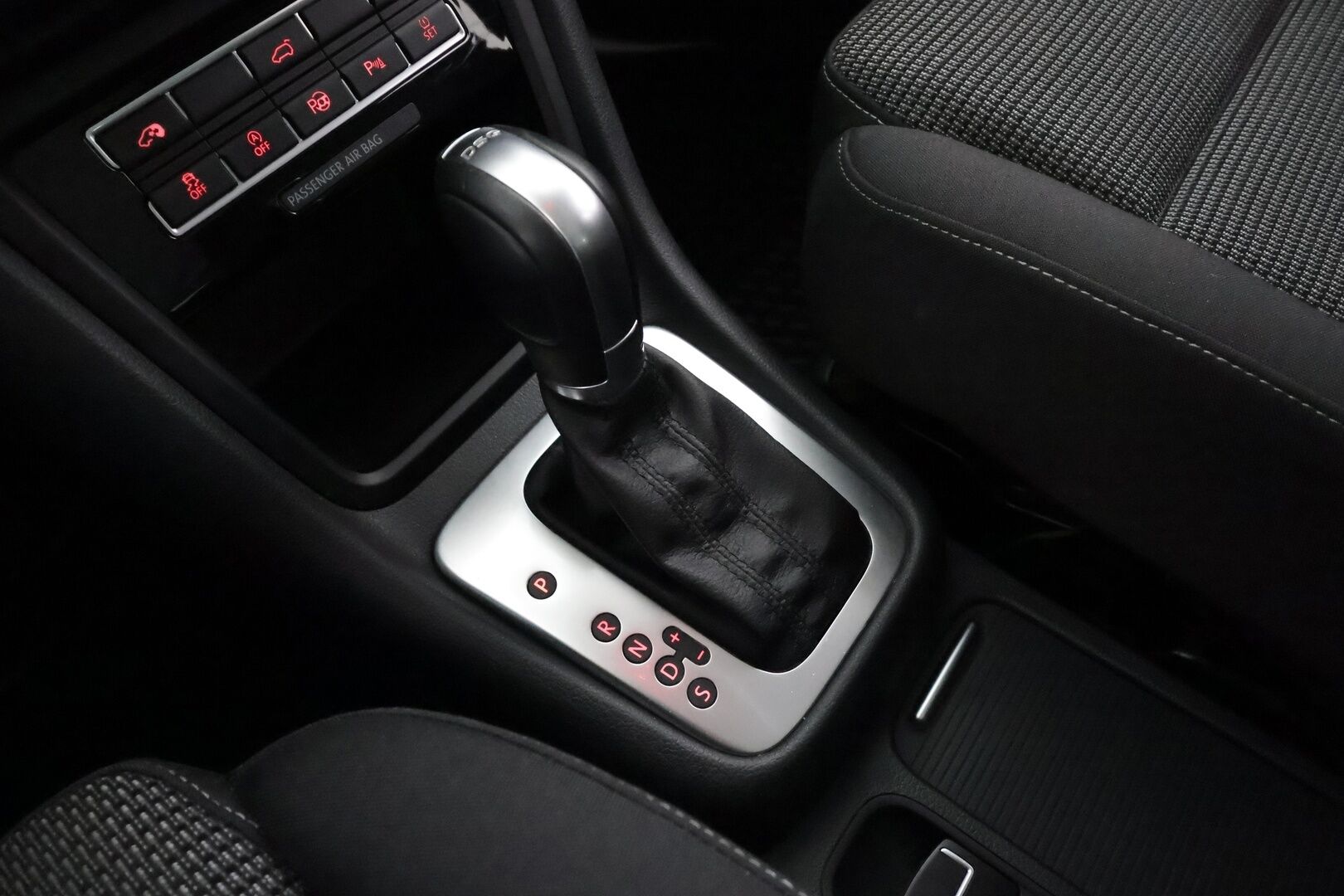 Volkswagen Sharan 2016 Comfortline 2,0 TDI 110 kW DSG 7-P * Webasto / Koukku / P.Tutkat / Vakkari / Xenon / Navi * - Suomi-auto / Kahdet renkaat aluvanteilla / Merkkihuollot