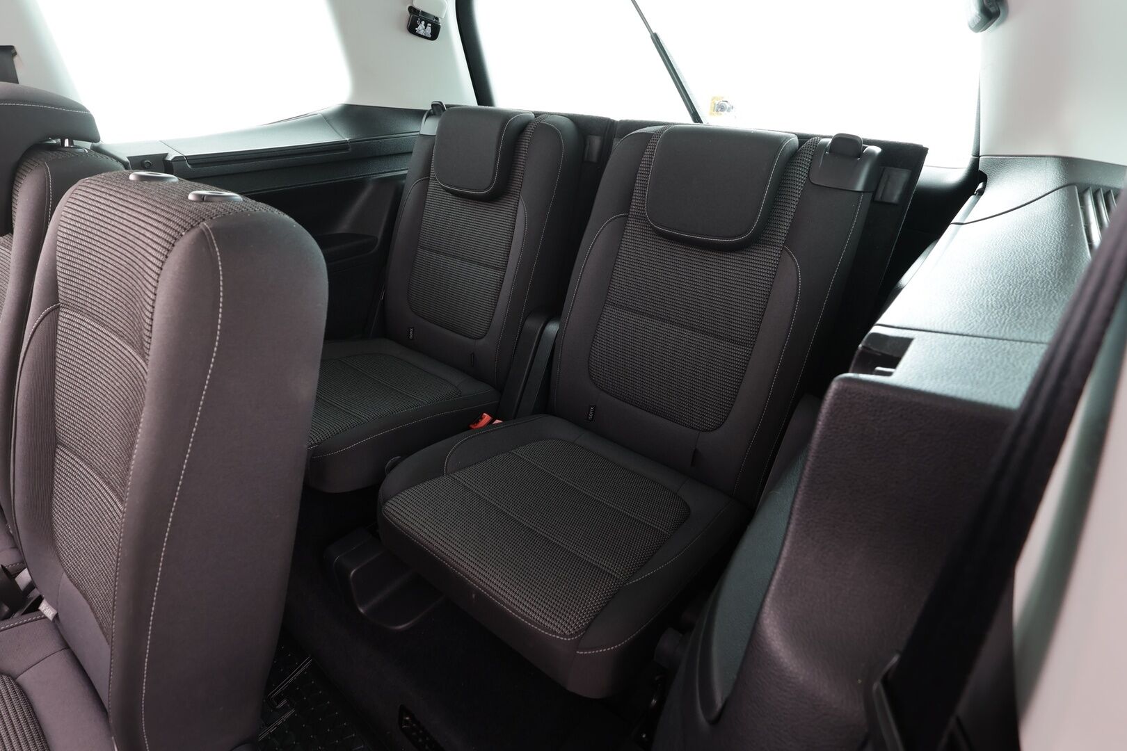 Volkswagen Sharan 2016 Comfortline 2,0 TDI 110 kW DSG 7-P * Webasto / Koukku / P.Tutkat / Vakkari / Xenon / Navi * - *7-Paikkanen / Suomi-auto / Kahdet renkaat aluvanteilla / Merkkihuollot - HULLUT AVAJAISHULINAT KORKOTARJOUS 3,29 %