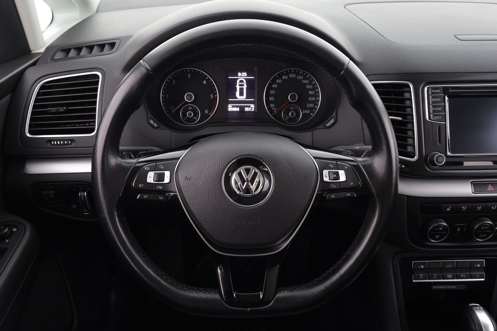 Volkswagen Sharan 2016 Comfortline 2,0 TDI 110 kW DSG 7-P - 7-Paikkanen | Webasto | Koukku | P.Tutkat | Vakkari | Xenon | Navi | Suomi-auto | Kahdet renkaat aluvanteilla | Merkkihuollot