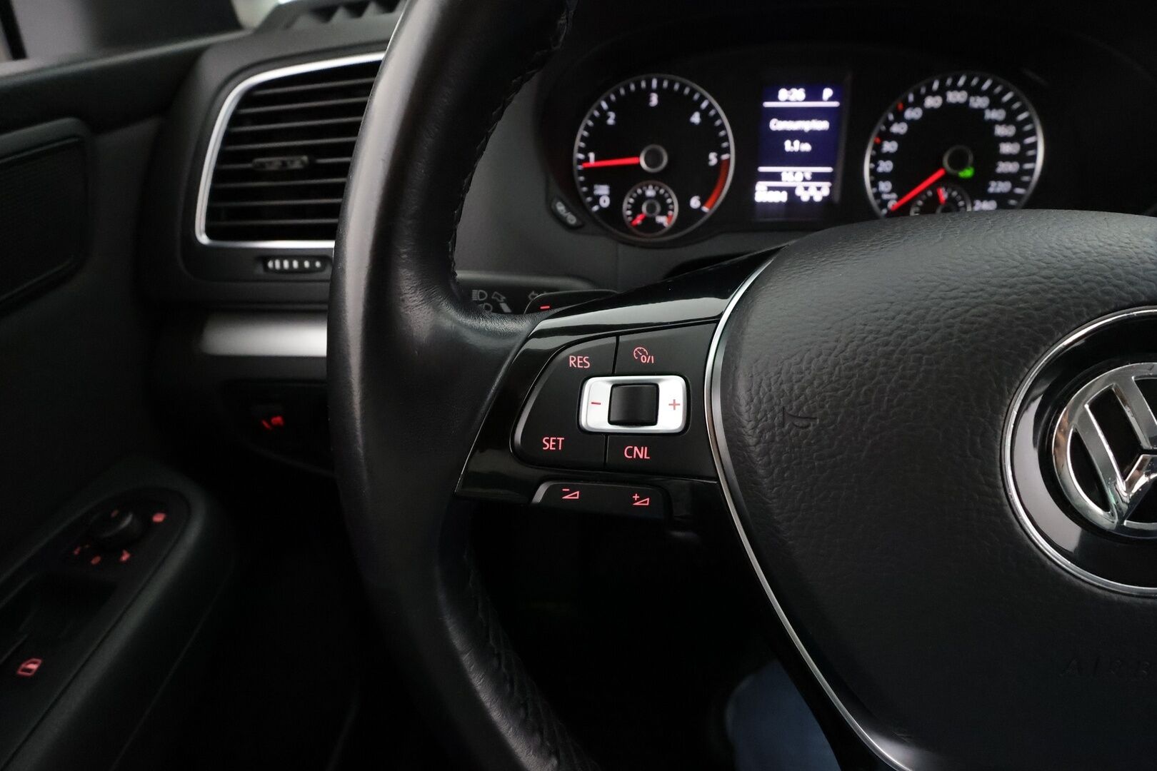 Volkswagen Sharan 2016 Comfortline 2,0 TDI 110 kW DSG 7-P * Webasto / Koukku / P.Tutkat / Vakkari / Xenon / Navi * - Suomi-auto / Kahdet renkaat aluvanteilla / Merkkihuollot