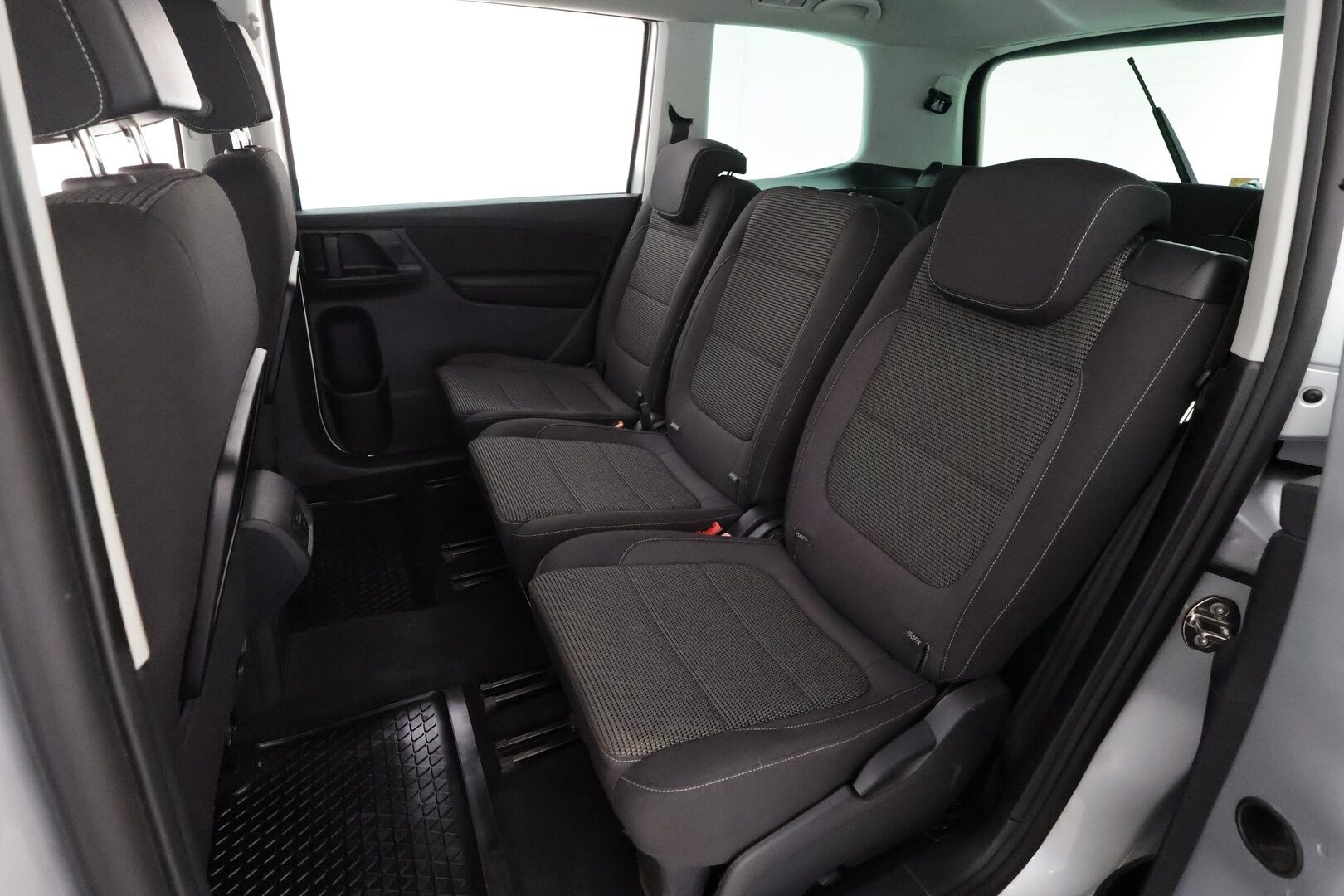 Volkswagen Sharan 2016 Comfortline 2,0 TDI 110 kW DSG 7-P * Webasto / Koukku / P.Tutkat / Vakkari / Xenon / Navi * - Suomi-auto / Kahdet renkaat aluvanteilla / Merkkihuollot