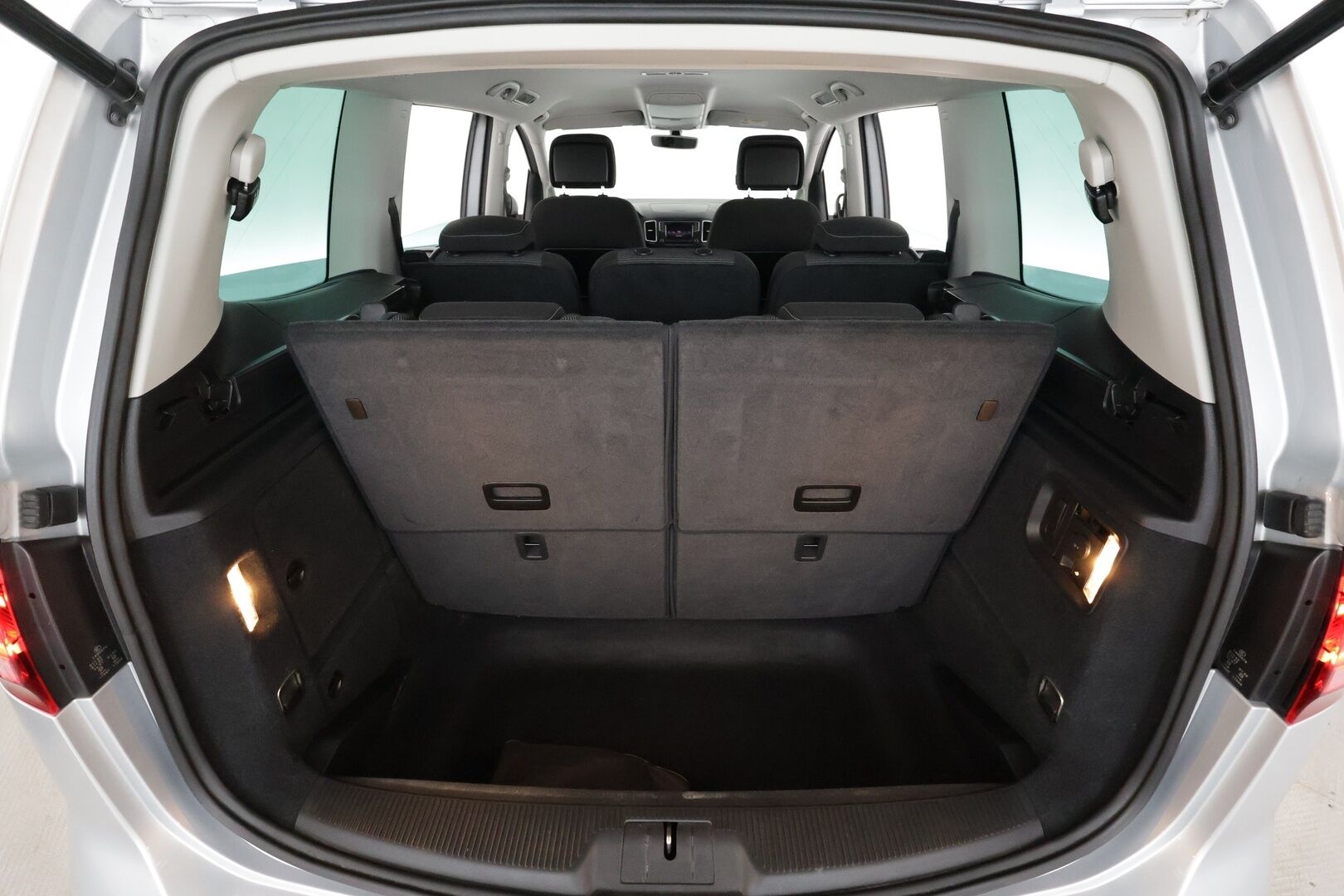 Volkswagen Sharan 2016 Comfortline 2,0 TDI 110 kW DSG 7-P * Webasto / Koukku / P.Tutkat / Vakkari / Xenon / Navi * - *7-Paikkanen / Suomi-auto / Kahdet renkaat aluvanteilla / Merkkihuollot - HULLUT AVAJAISHULINAT KORKOTARJOUS 3,29 %