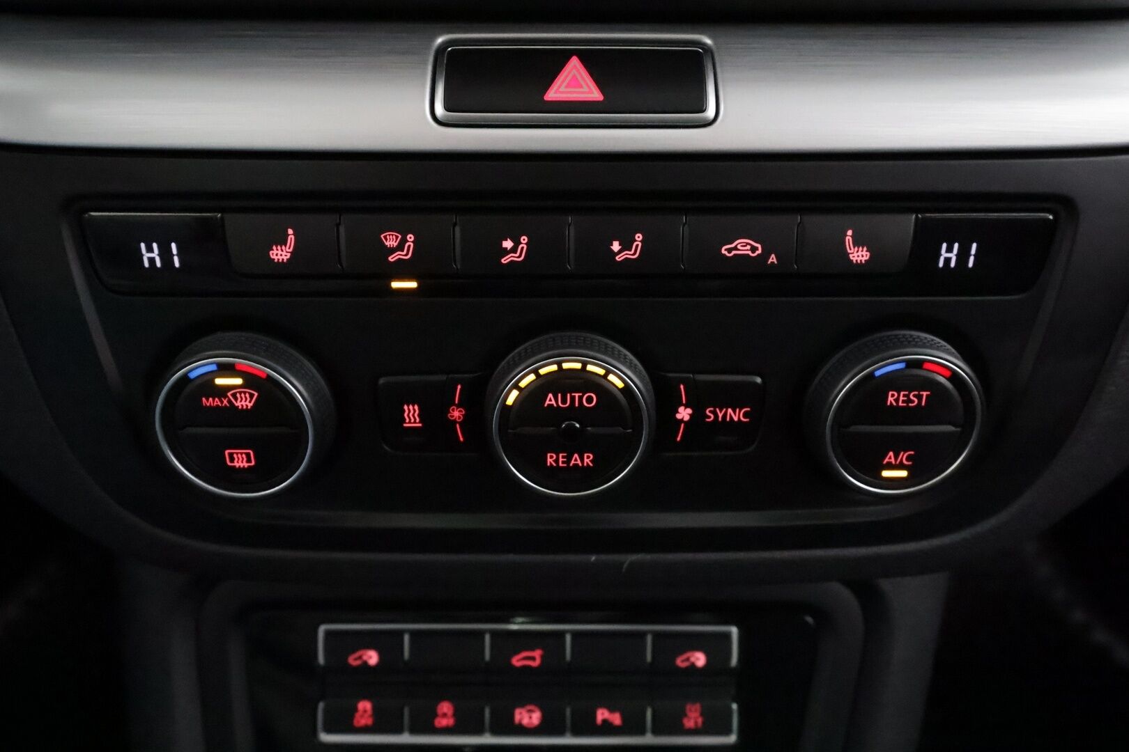 Volkswagen Sharan 2016 Comfortline 2,0 TDI 110 kW DSG 7-P * Webasto / Koukku / P.Tutkat / Vakkari / Xenon / Navi * - *7-Paikkanen / Suomi-auto / Kahdet renkaat aluvanteilla / Merkkihuollot - HULLUT AVAJAISHULINAT KORKOTARJOUS 3,29 %