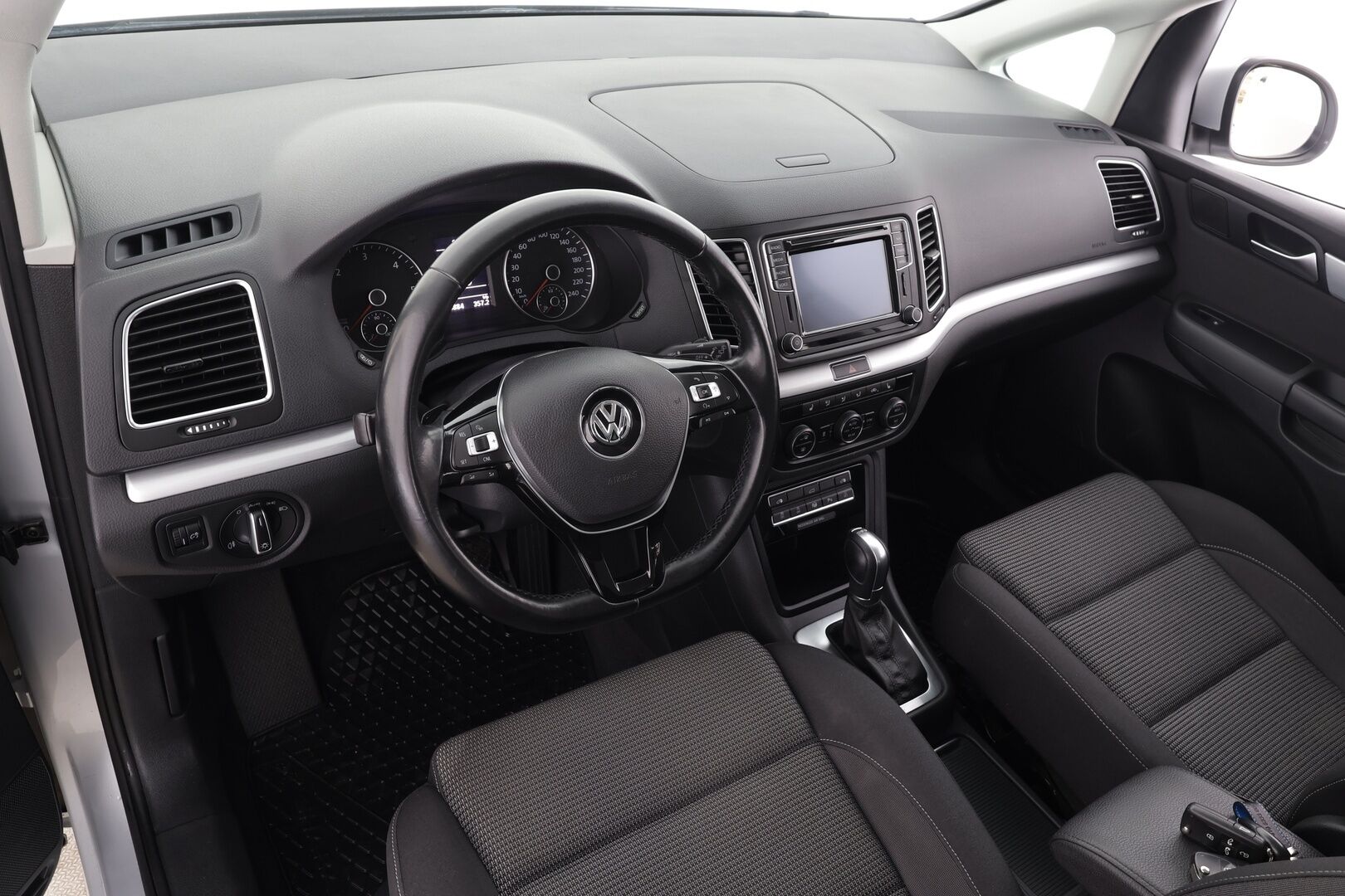 Volkswagen Sharan 2016 Comfortline 2,0 TDI 110 kW DSG 7-P * Webasto / Koukku / P.Tutkat / Vakkari / Xenon / Navi * - Suomi-auto / Kahdet renkaat aluvanteilla / Merkkihuollot