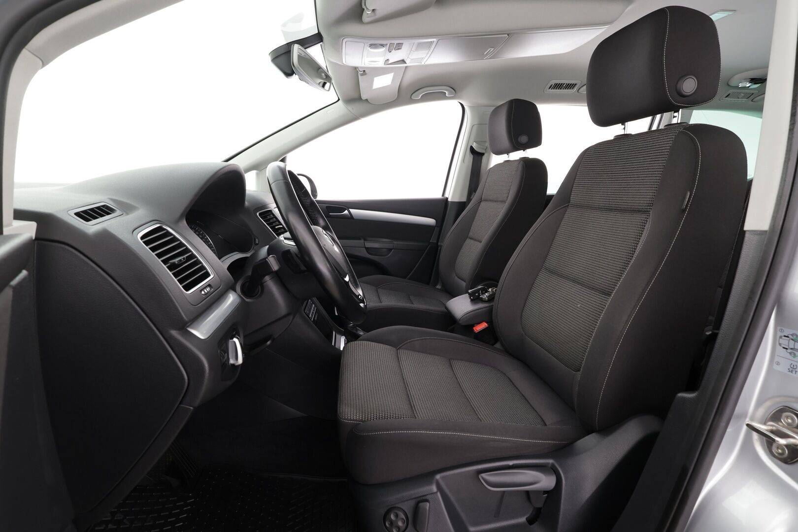 Volkswagen Sharan 2016 Comfortline 2,0 TDI 110 kW DSG 7-P * Webasto / Koukku / P.Tutkat / Vakkari / Xenon / Navi * - Suomi-auto / Kahdet renkaat aluvanteilla / Merkkihuollot