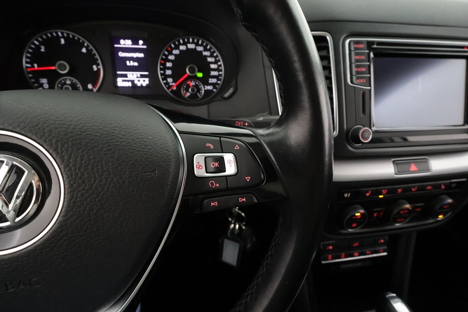 Volkswagen Sharan 2016 Comfortline 2,0 TDI 110 kW DSG 7-P * Webasto / Koukku / P.Tutkat / Vakkari / Xenon / Navi * - Suomi-auto / Kahdet renkaat aluvanteilla / Merkkihuollot