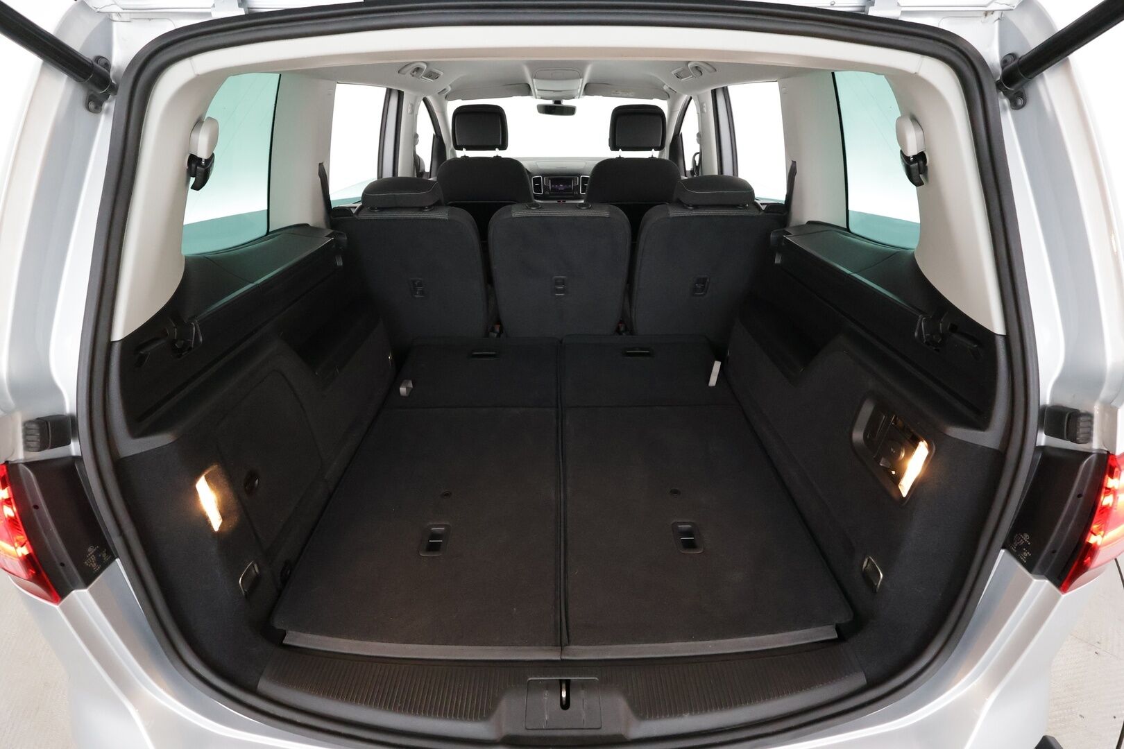 Volkswagen Sharan 2016 Comfortline 2,0 TDI 110 kW DSG 7-P * Webasto / Koukku / P.Tutkat / Vakkari / Xenon / Navi * - *7-Paikkanen / Suomi-auto / Kahdet renkaat aluvanteilla / Merkkihuollot - HULLUT AVAJAISHULINAT KORKOTARJOUS 3,29 %