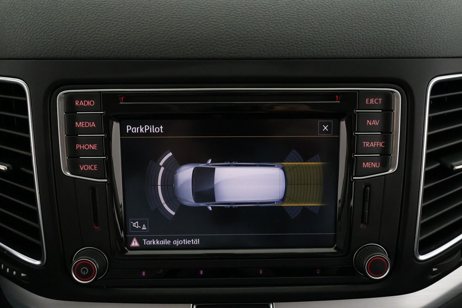 Volkswagen Sharan 2016 Comfortline 2,0 TDI 110 kW DSG 7-P * Webasto / Koukku / P.Tutkat / Vakkari / Xenon / Navi * - *7-Paikkanen / Suomi-auto / Kahdet renkaat aluvanteilla / Merkkihuollot - HULLUT AVAJAISHULINAT KORKOTARJOUS 3,29 %