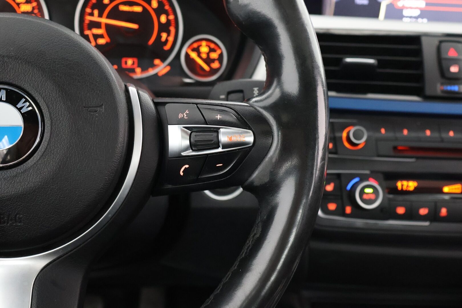 BMW 328 2013 TwinPower Turbo M-Sport A F30 Sedan - Myydään vain yrityksille - HUD | PANORAMA | MUISTIPENKKI | COMFORT ACCESS | H/K | P-KAMERA | YritysOutlet - Myydään vain yrityksille