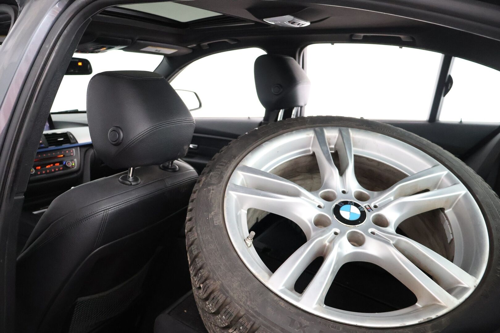 BMW 328 2013 TwinPower Turbo M-Sport A F30 Sedan - Myydään vain yrityksille - HUD | PANORAMA | MUISTIPENKKI | COMFORT ACCESS | H/K | P-KAMERA | YritysOutlet - Myydään vain yrityksille
