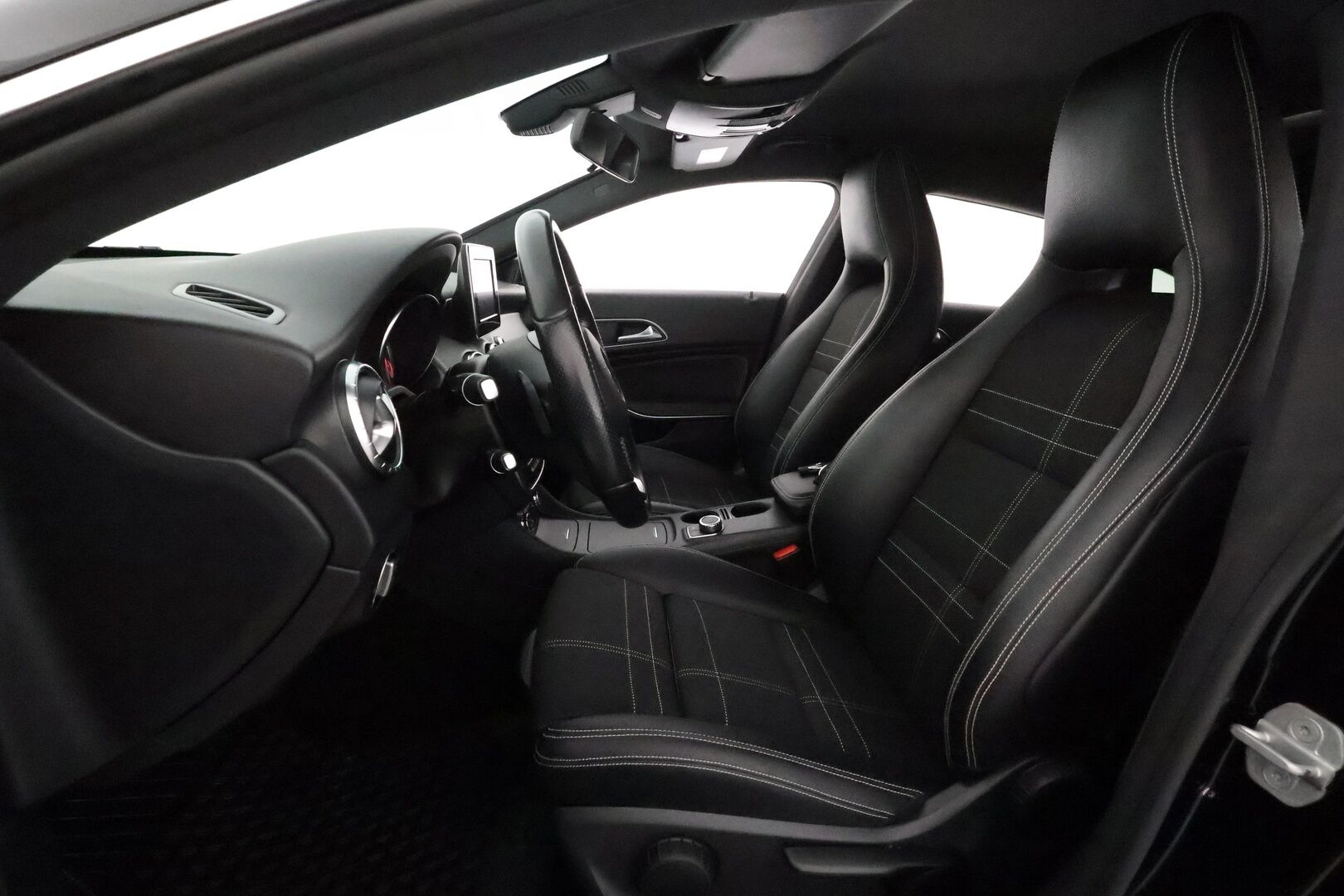 Mercedes-Benz CLA 2016 180 A Shooting Brake Premium Business **Xenon / P.kamera / Sporttipenkit / Vakkari / Sisätilanlämmitin** - Suomi-auto / Kahdet Renkaat