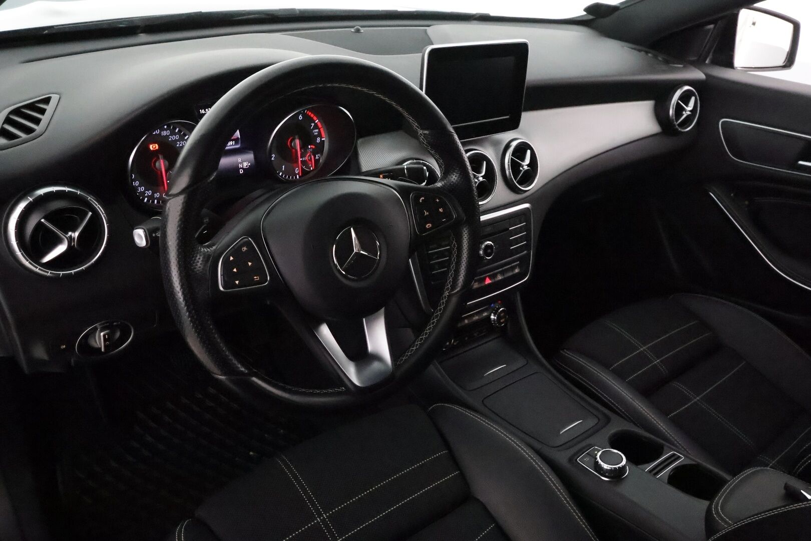 Mercedes-Benz CLA 2016 180 A Shooting Brake Premium Business **Xenon / P.kamera / Sporttipenkit / Vakkari / Sisätilanlämmitin** - Suomi-auto / Kahdet Renkaat