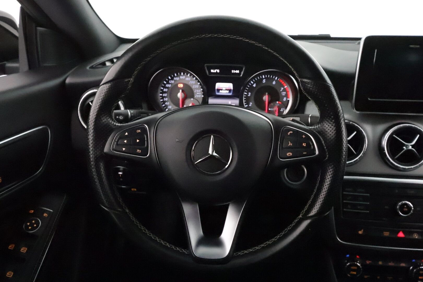 Mercedes-Benz CLA 2016 180 A Shooting Brake Premium Business **Xenon / P.kamera / Sporttipenkit / Vakkari / Sisätilanlämmitin** - Suomi-auto / Kahdet Renkaat