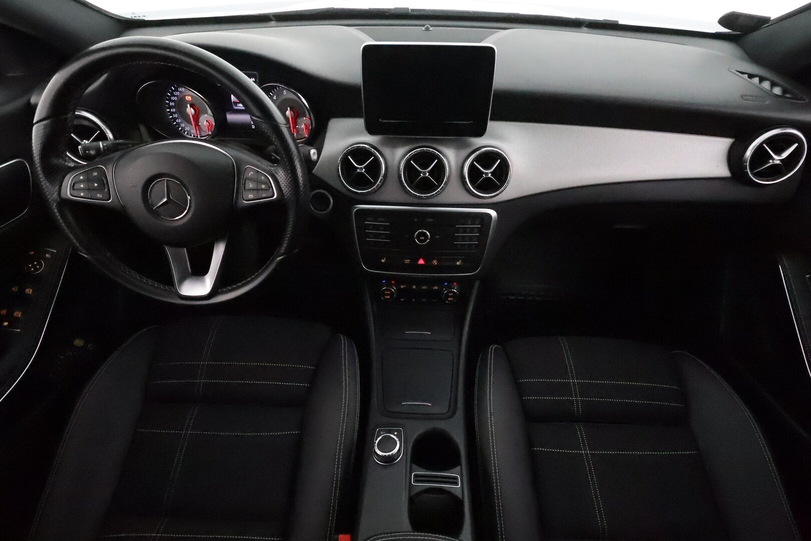 Mercedes-Benz CLA 2016 180 A Shooting Brake Premium Business **Xenon / P.kamera / Sporttipenkit / Vakkari / Sisätilanlämmitin** - Suomi-auto / Kahdet Renkaat