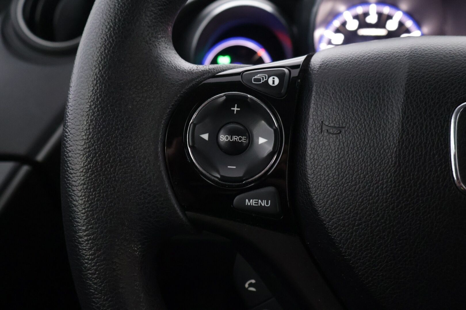 Honda Civic 2015 5D 1,4i Comfort *Suomi-auto / Vakkari / 2x renkaat ja vanteet / Huoltokirja / Bluetooth* - Juuri huollettu / Siistikuntoinen / Tarkka huoltokirja