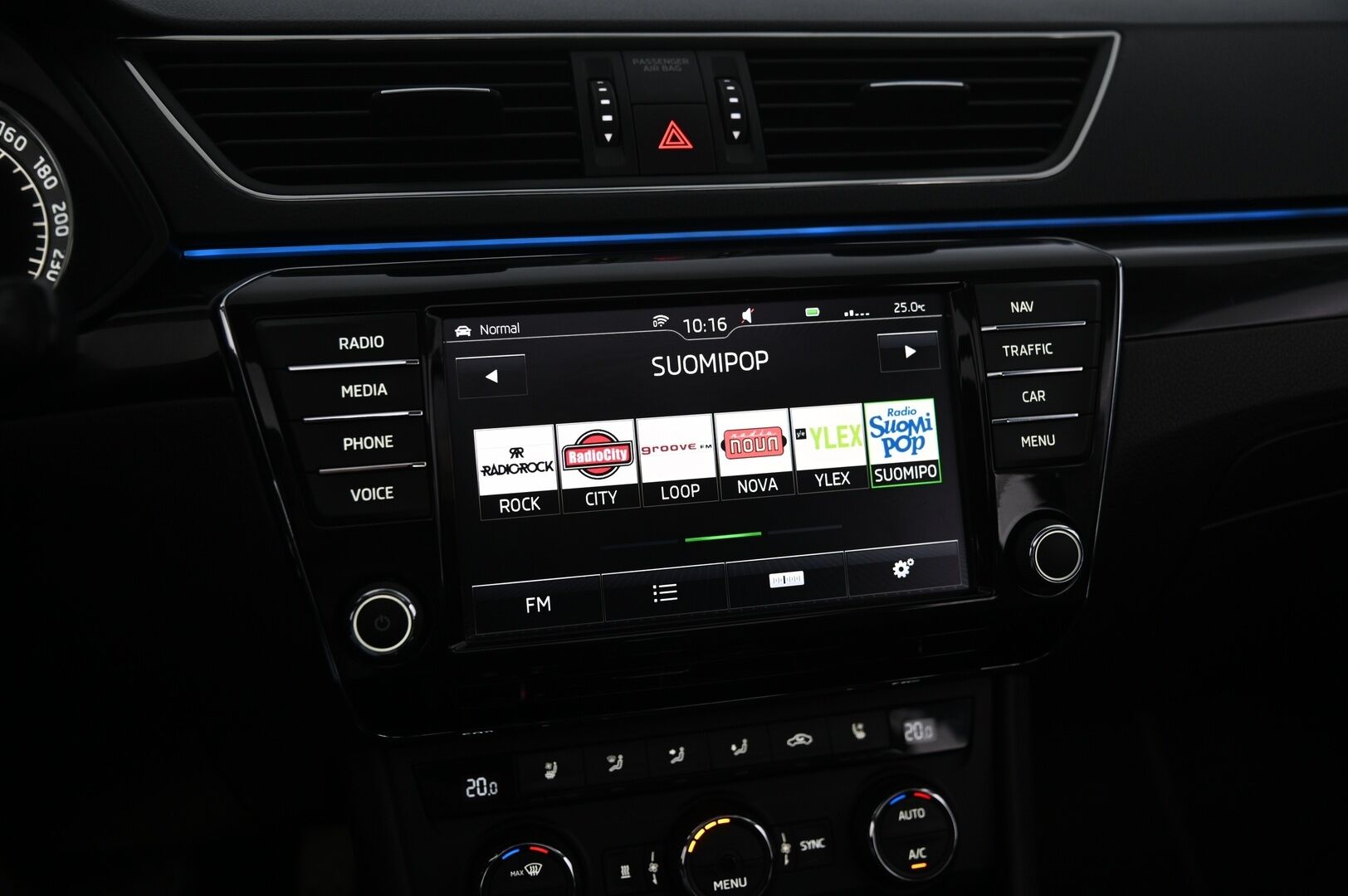 Skoda Superb 2016 Combi 2,0 TSI 280 4x4 L&K DSG Autom. - ACC | Ilmastoidut ruskeat sähkönahat | Panorama | Canton | Koukku | Webasto | Kessy | Appconnect | Blis | Ambient | Suomiauto