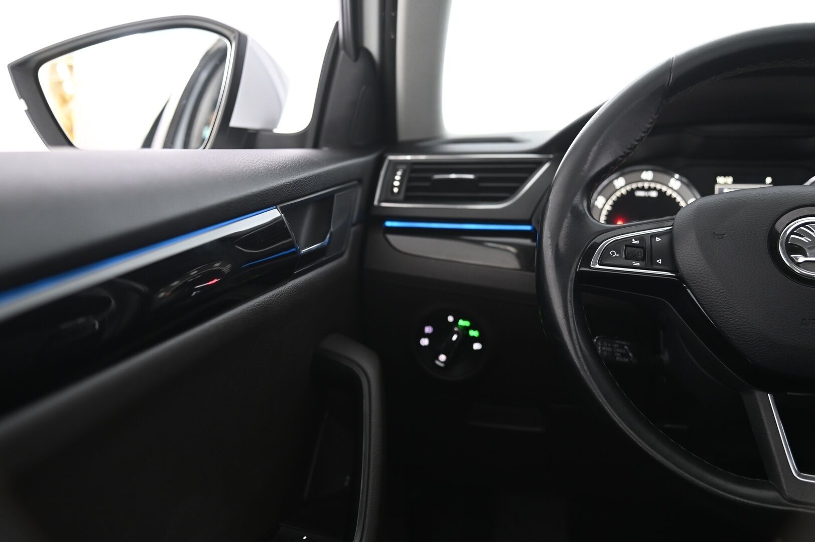 Skoda Superb 2016 Combi 2,0 TSI 280 4x4 L&K DSG Autom. - ACC | Ilmastoidut ruskeat sähkönahat | Panorama | Canton | Koukku | Webasto | Kessy | Appconnect | Blis | Ambient | Suomiauto