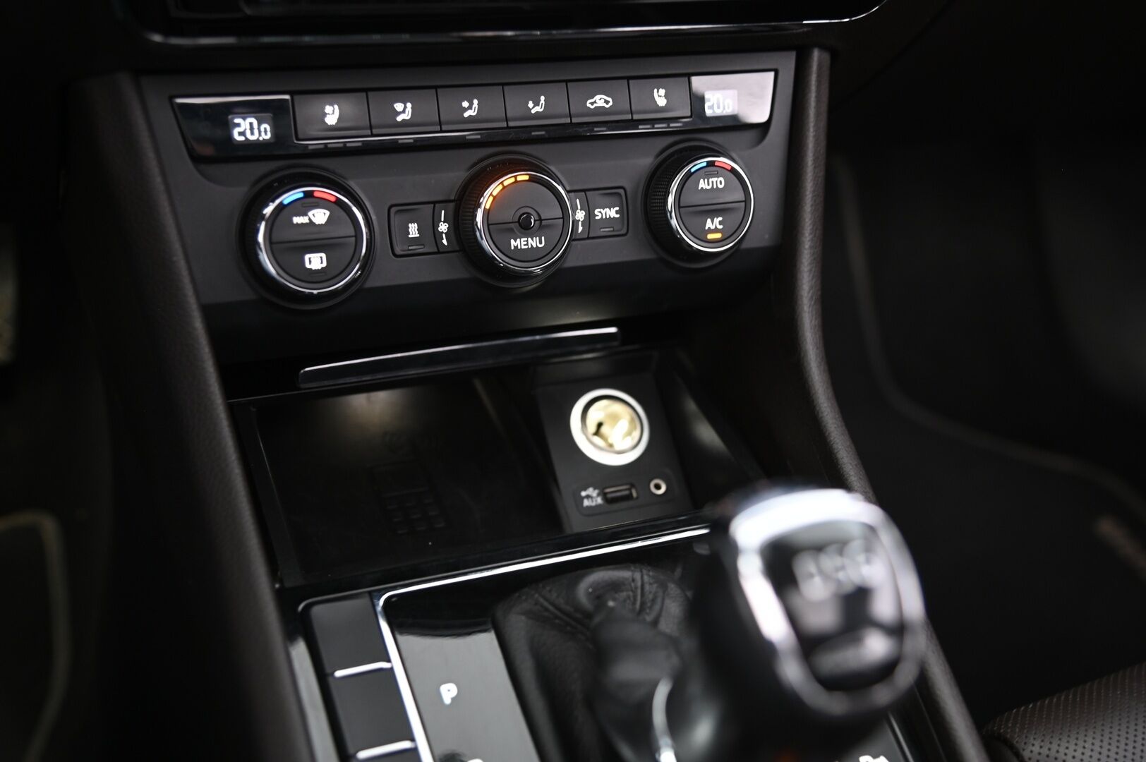 Skoda Superb 2016 Combi 2,0 TSI 280 4x4 L&K DSG Autom. - ACC | Ilmastoidut ruskeat sähkönahat | Panorama | Canton | Koukku | Webasto | Kessy | Appconnect | Blis | Ambient | Suomiauto