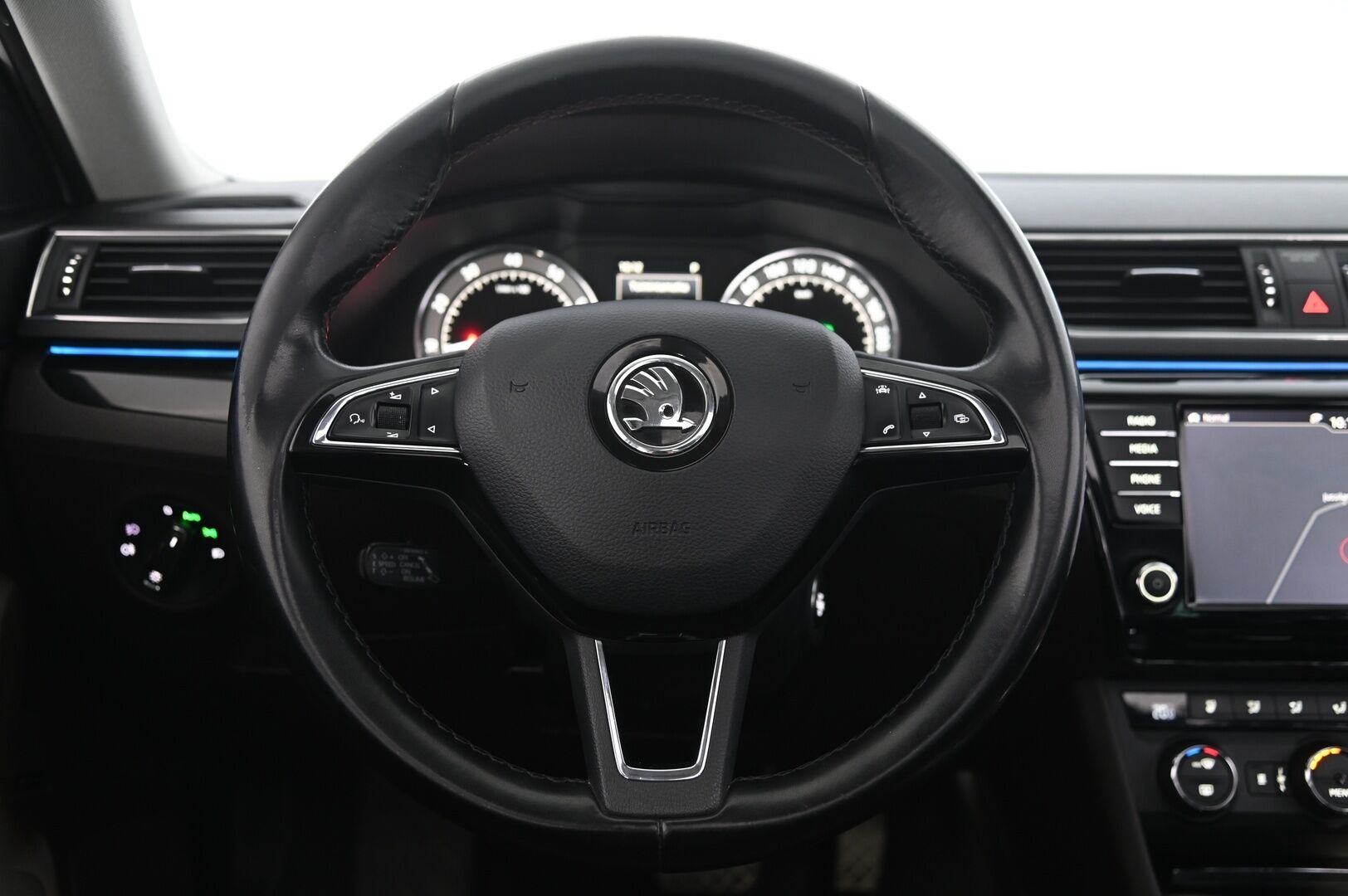 Skoda Superb 2016 Combi 2,0 TSI 280 4x4 L&K DSG Autom. - ACC | Ilmastoidut ruskeat sähkönahat | Panorama | Canton | Koukku | Webasto | Kessy | Appconnect | Blis | Ambient | Suomiauto
