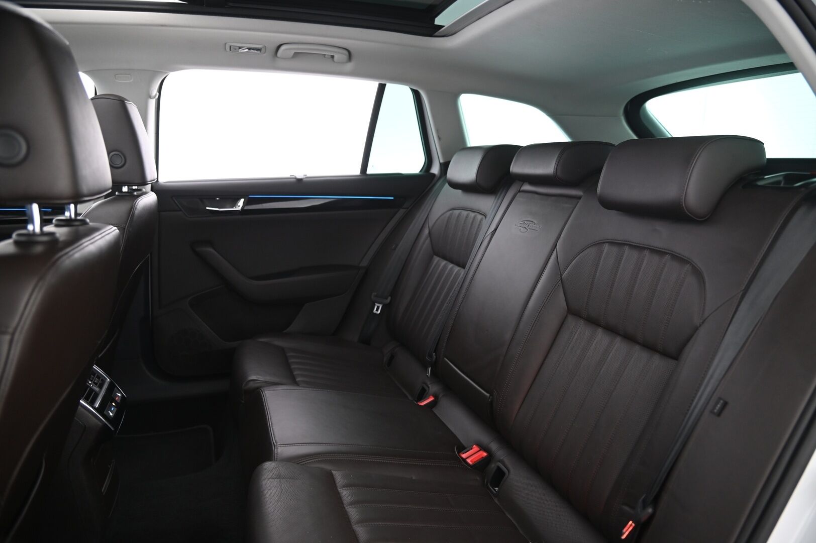 Skoda Superb 2016 Combi 2,0 TSI 280 4x4 L&K DSG Autom. - ACC | Ilmastoidut ruskeat sähkönahat | Panorama | Canton | Koukku | Webasto | Kessy | Appconnect | Blis | Ambient | Suomiauto