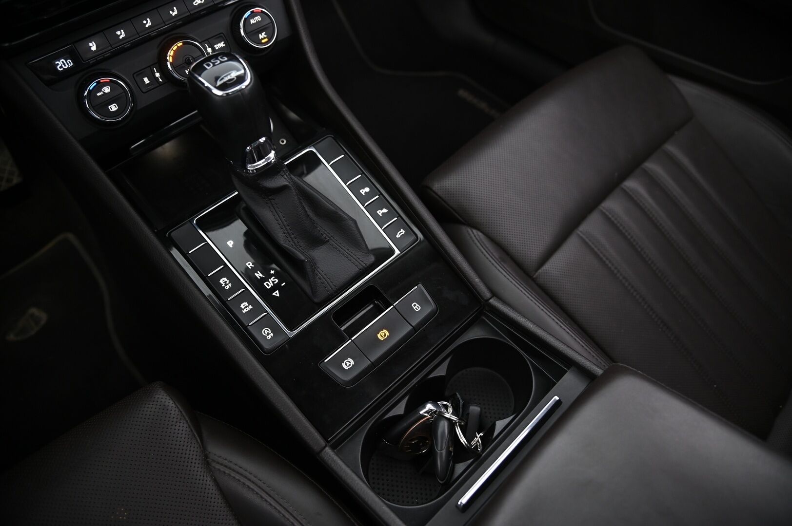 Skoda Superb 2016 Combi 2,0 TSI 280 4x4 L&K DSG Autom. - ACC | Ilmastoidut ruskeat sähkönahat | Panorama | Canton | Koukku | Webasto | Kessy | Appconnect | Blis | Ambient | Suomiauto