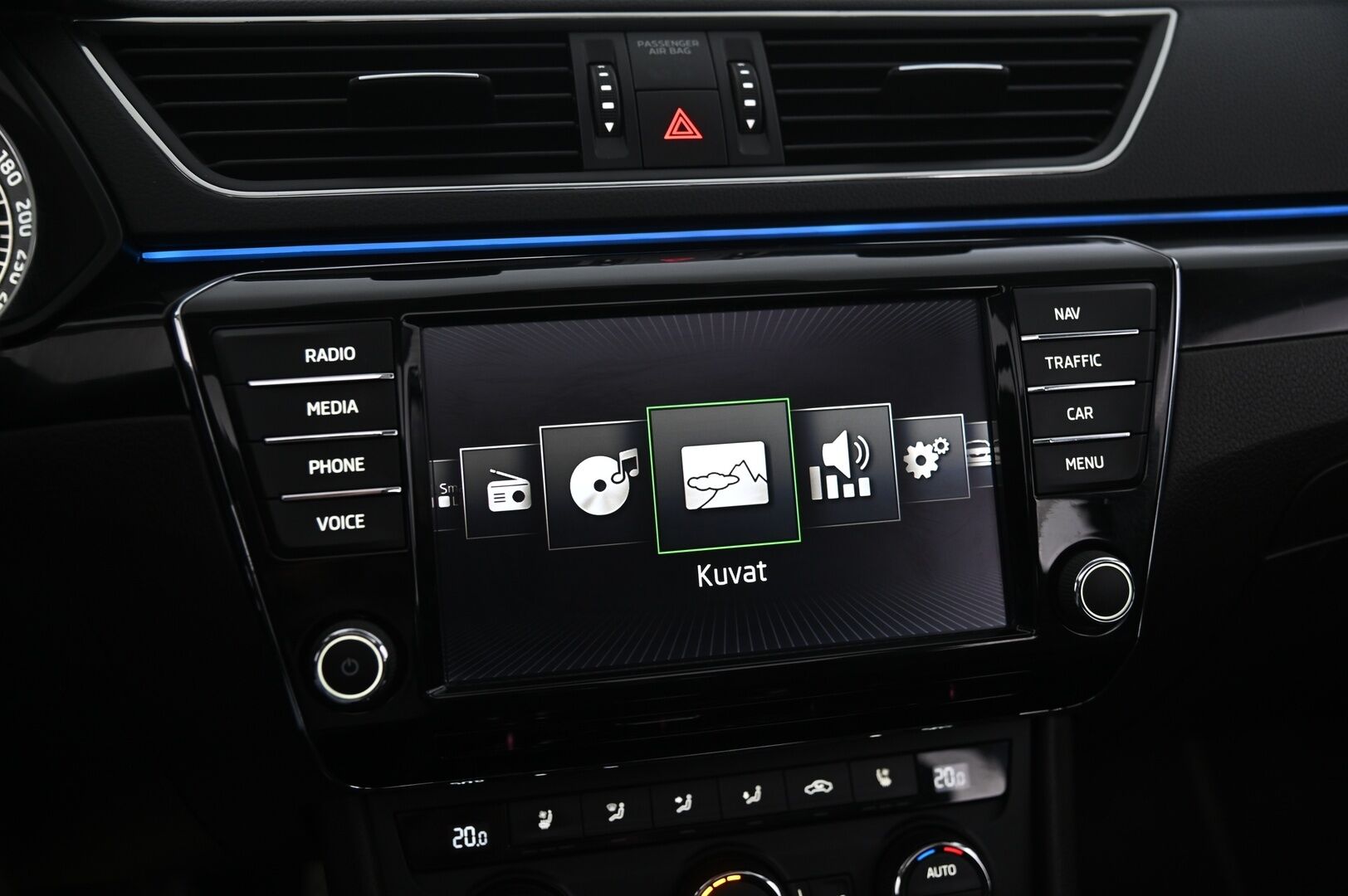 Skoda Superb 2016 Combi 2,0 TSI 280 4x4 L&K DSG Autom. - ACC | Ilmastoidut ruskeat sähkönahat | Panorama | Canton | Koukku | Webasto | Kessy | Appconnect | Blis | Ambient | Suomiauto