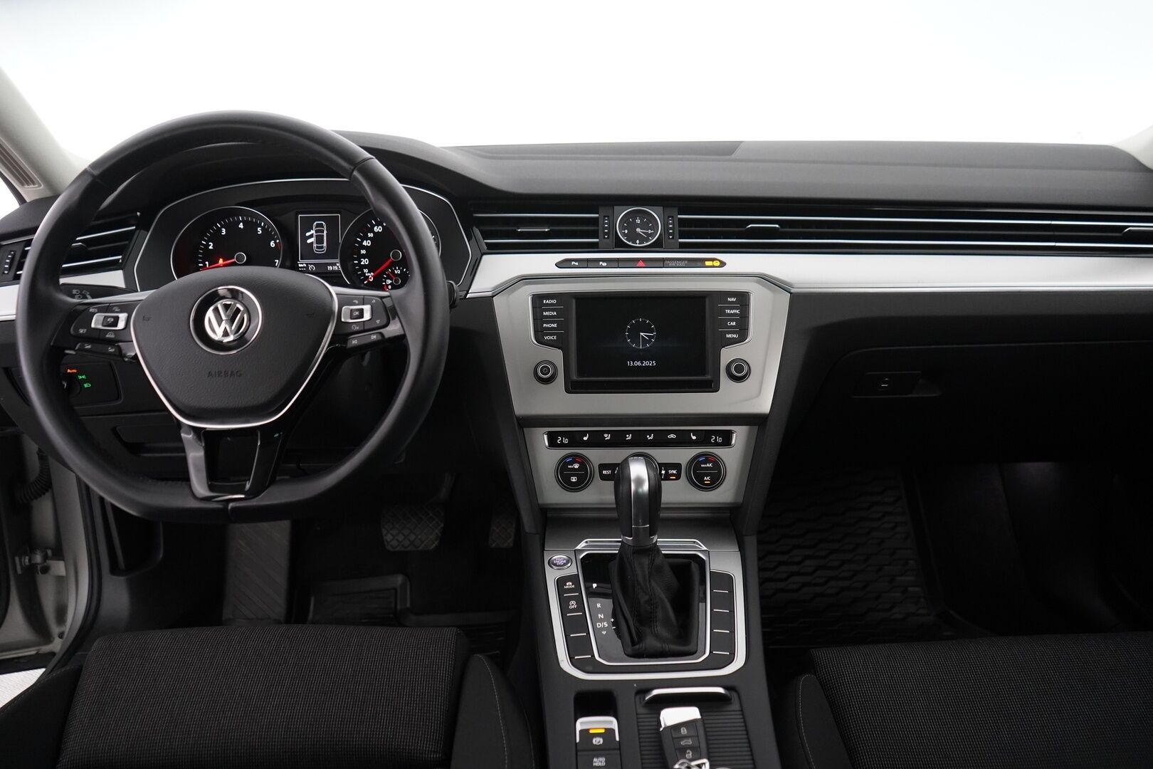 Volkswagen Passat 2016 1.4 Sedan Comfortline 92kW DSG *ACC / Tutkat / Lohko / Kamera / Navi* - Suomi-auto / Jakohihna vaihdettu 100 tkm / Tuulilasi uusittu juuri / Merkkiliikkeen huoltohistoria