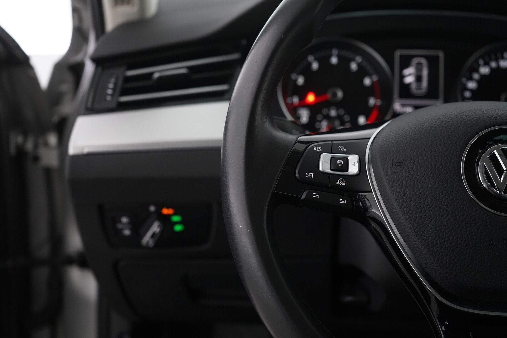 Volkswagen Passat 2016 1.4 TSI Sedan Comfortline 92kW DSG *ACC / Tutkat / Lohko / Kamera / Navi* - Suomi-auto / Jakohihna vaihdettu 100 tkm / Tuulilasi uusittu juuri / Merkkiliikkeen huoltohistoria