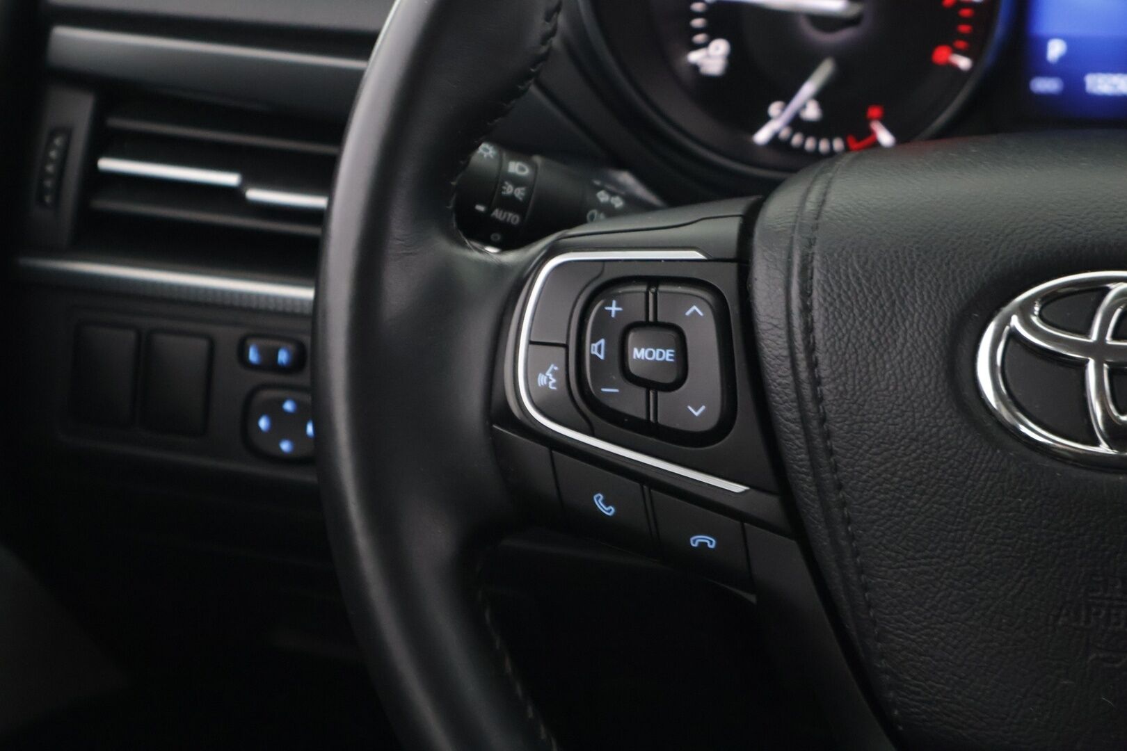 Toyota Avensis 2016 1,8 Valvematic Active Touring Sports Multidrive S ** Lohkolämmitin / Vakkari / Navi / P-kamera ** - 2-omisteinen / Suomi-auto