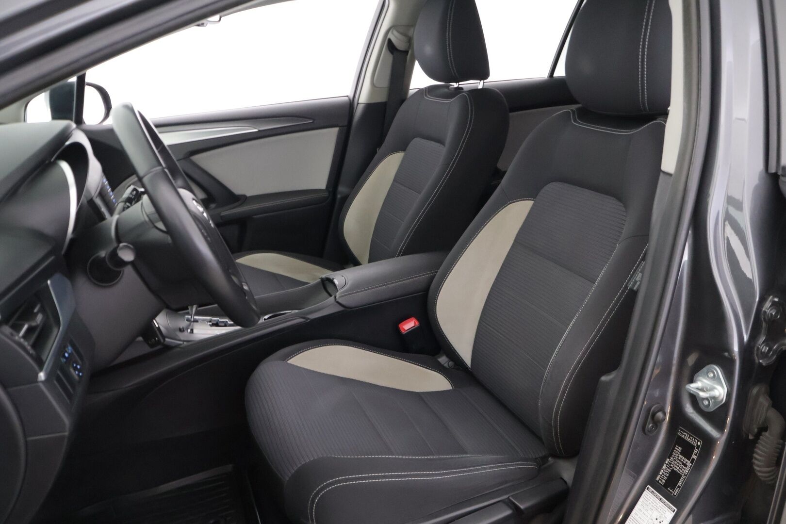 Toyota Avensis 2016 1,8 Valvematic Active Touring Sports Multidrive S ** Lohkolämmitin / Vakkari / Navi / P-kamera ** - 2-omisteinen / Suomi-auto