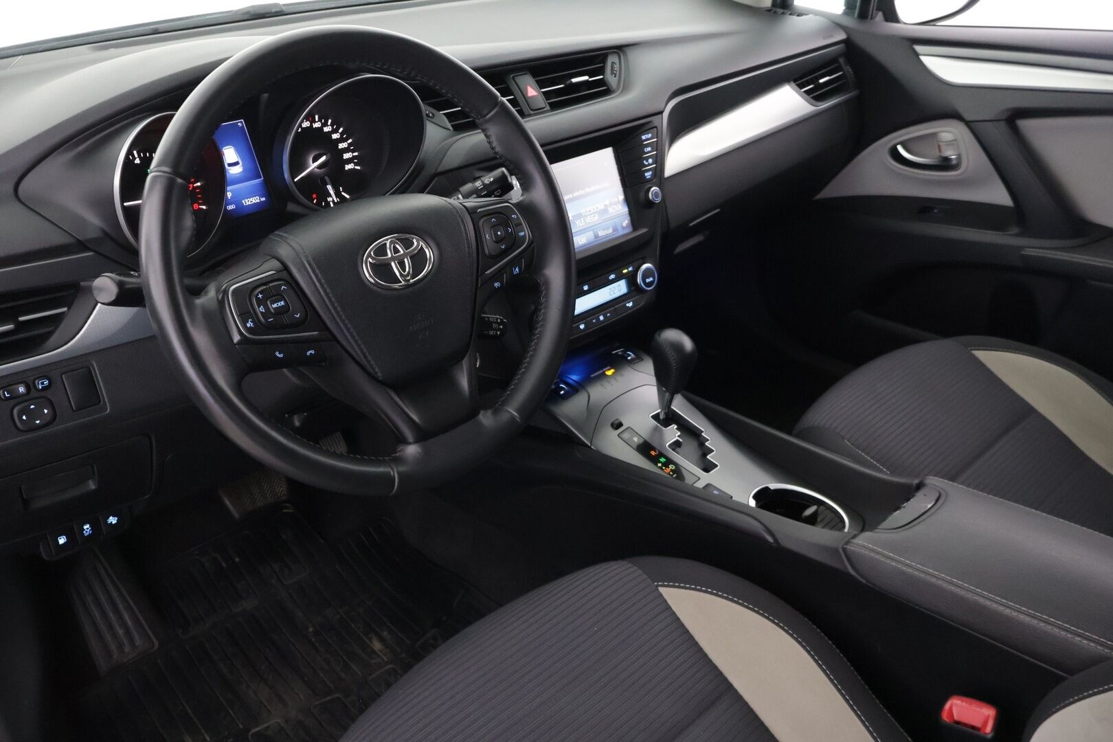 Toyota Avensis 2016 1,8 Valvematic Active Touring Sports Multidrive S ** Lohkolämmitin / Vakkari / Navi / P-kamera ** - 2-omisteinen / Suomi-auto