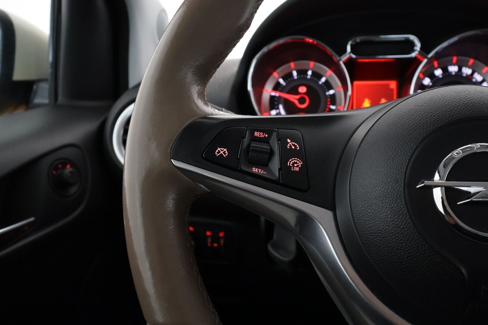 Opel Adam 2016 3-ov Glam 1,0T ecoFLEX Start/Stop 66kW MT6 - | Lasikatto | Nahkaverhoilu | Infinity | P.Tutkat | Vakkari | Bluetooth | Lohko&Sisätilanlämmitin | Ratinlämmitys | Suomi-auto | Huoltokirja | Kahdet renkaat |