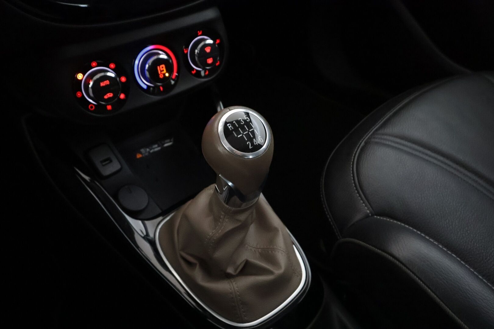 Opel Adam 2016 3-ov Glam 1,0T ecoFLEX Start/Stop 66kW MT6 - | Lasikatto | Nahkaverhoilu | Infinity | P.Tutkat | Vakkari | Bluetooth | Lohko&Sisätilanlämmitin | Ratinlämmitys | Suomi-auto | Huoltokirja | Kahdet renkaat |