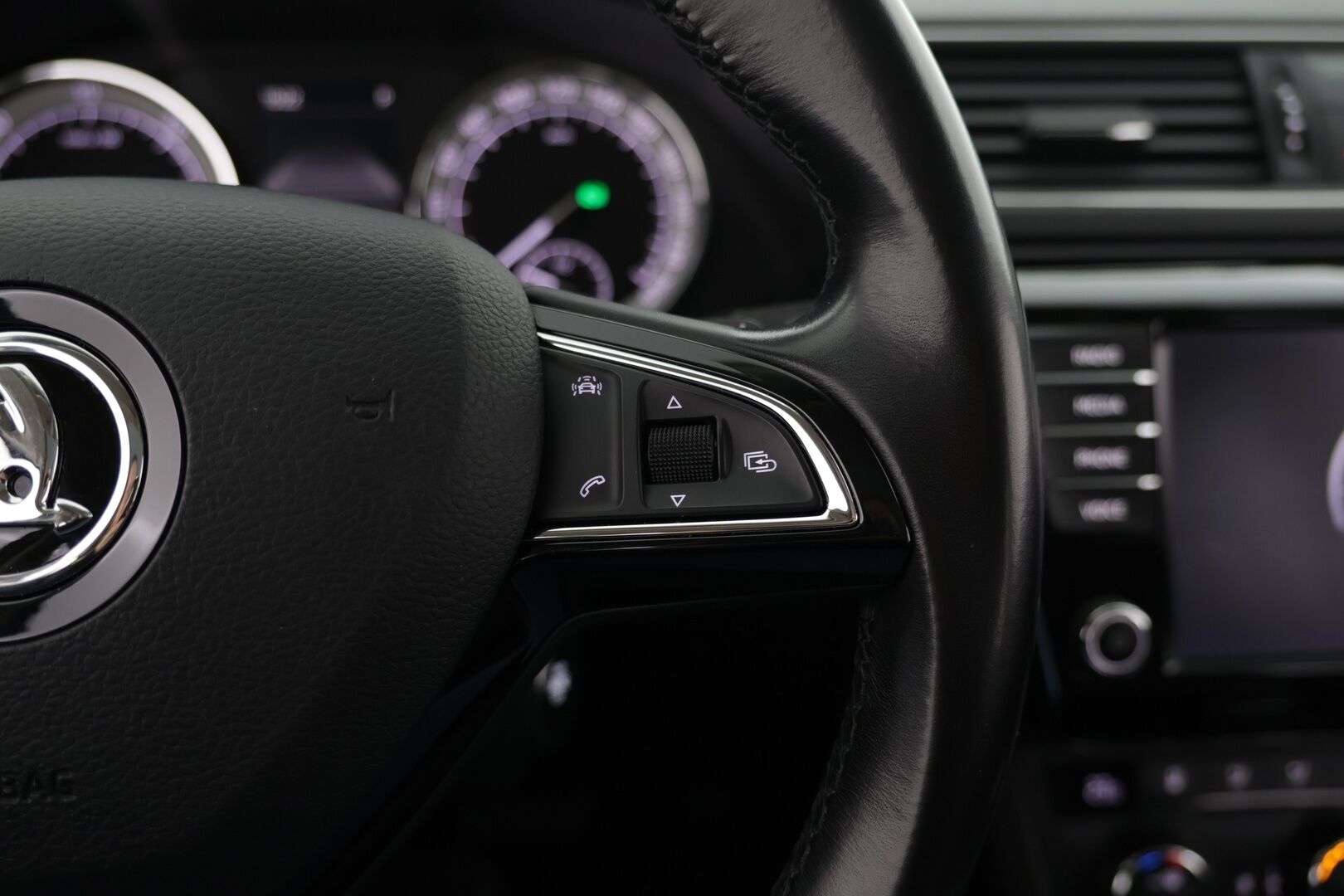 Skoda Superb 2016 Combi 2,0 TDI 190 4x4 L&K DSG Autom. / Webasto / ACC / Panorama / Canton / Ilmastoidut Muistinahat / Koukku / P-kamera - 2-om. Suomi-auto / 2x Aluvanteet / Huippurenkaat / Upea yksilö!