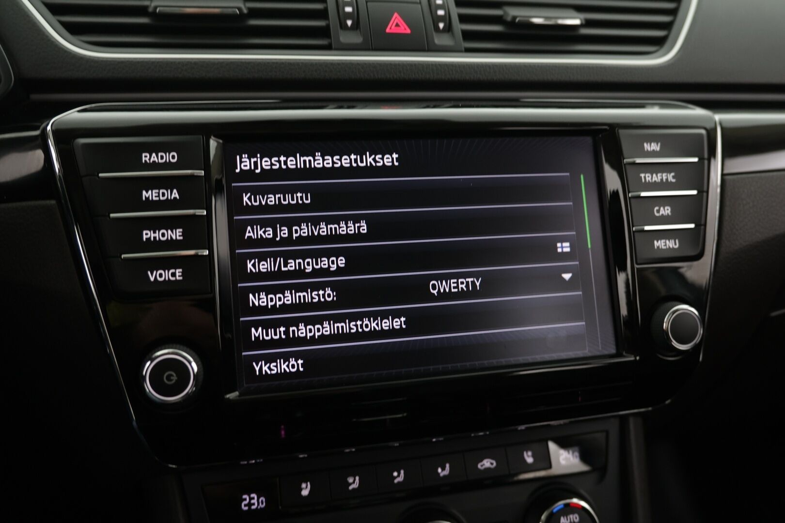 Skoda Superb 2016 Combi 2,0 TDI 190 4x4 L&K DSG Autom. / Webasto / ACC / Panorama / Canton / Ilmastoidut Muistinahat / Koukku / P-kamera - 2-om. Suomi-auto / 2x Aluvanteet / Huippurenkaat / Upea yksilö!