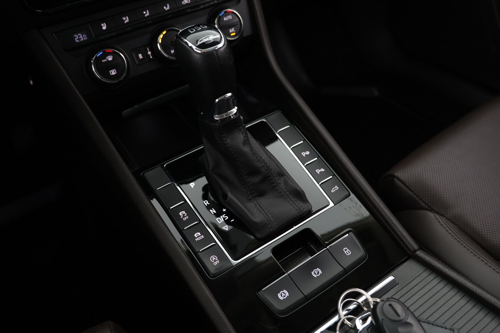 Skoda Superb 2016 Combi 2,0 TDI 190 4x4 L&K DSG Autom. * Webasto / ACC / Panorama / Canton / Ilmastoidut Muistinahat / Koukku / P-kamera * - 2-om. Suomi-auto / 2x Aluvanteet / Huippurenkaat / Upea yksilö! - HULLUT AVAJAISHULINAT KORKOTARJOUS 3,29 %