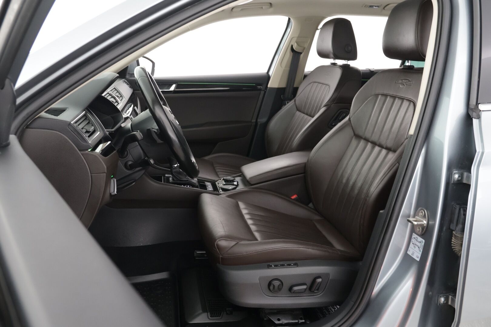 Skoda Superb 2016 Combi 2,0 TDI 190 4x4 L&K DSG Autom. * Webasto / ACC / Panorama / Canton / Ilmastoidut Muistinahat / Koukku / P-kamera * - 2-om. Suomi-auto / 2x Aluvanteet / Huippurenkaat / Upea yksilö! - HULLUT AVAJAISHULINAT KORKOTARJOUS 3,29 %